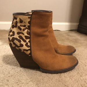 Very Volatile size 8.5 leopard wedge booties